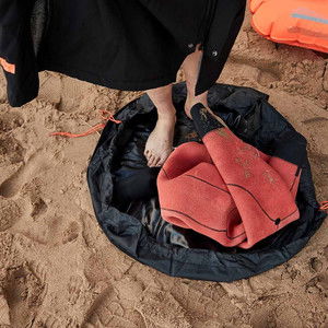 2024 Zone3 Wetsuit Changing Mat / Bag RA22WSCM101 - Black